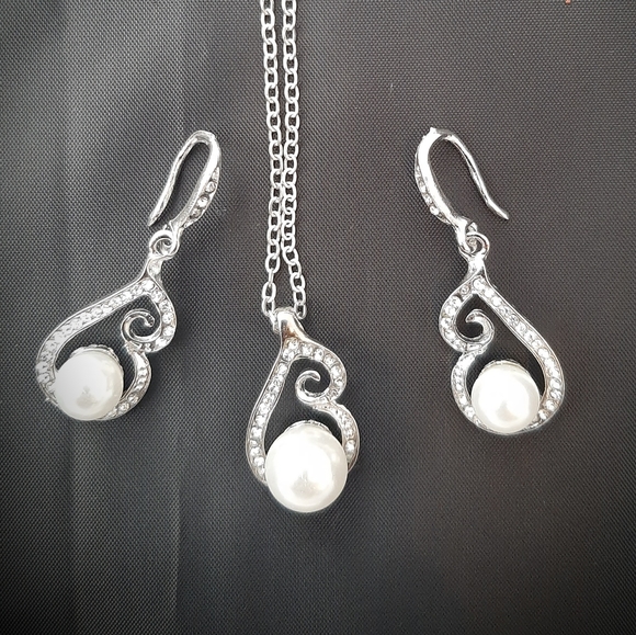 Silver tone necklace and earrings - Picture 1 of 1